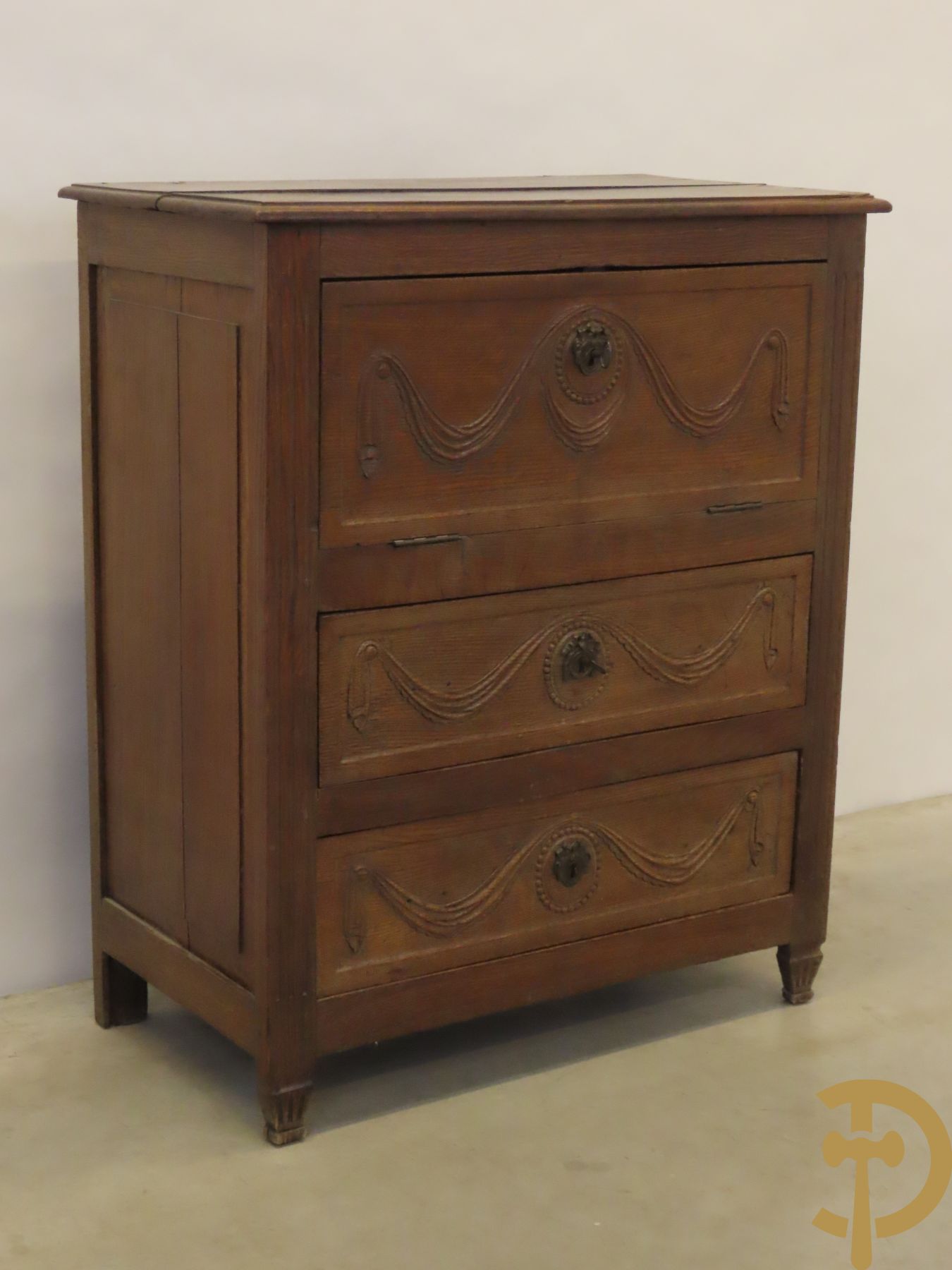 Massief eiken tweeladencommode Louis XVI met bovenaan 3e lade als klep en ingebouwde secretaire