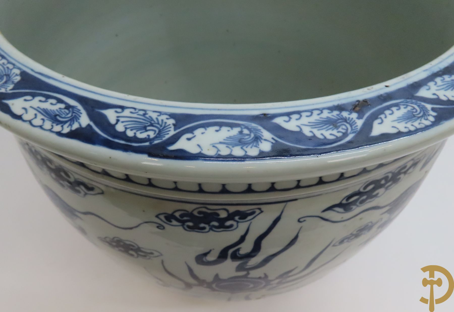 Chinese porseleinen blauw - witte cachepot met met drakenmotieven en wolkendecor