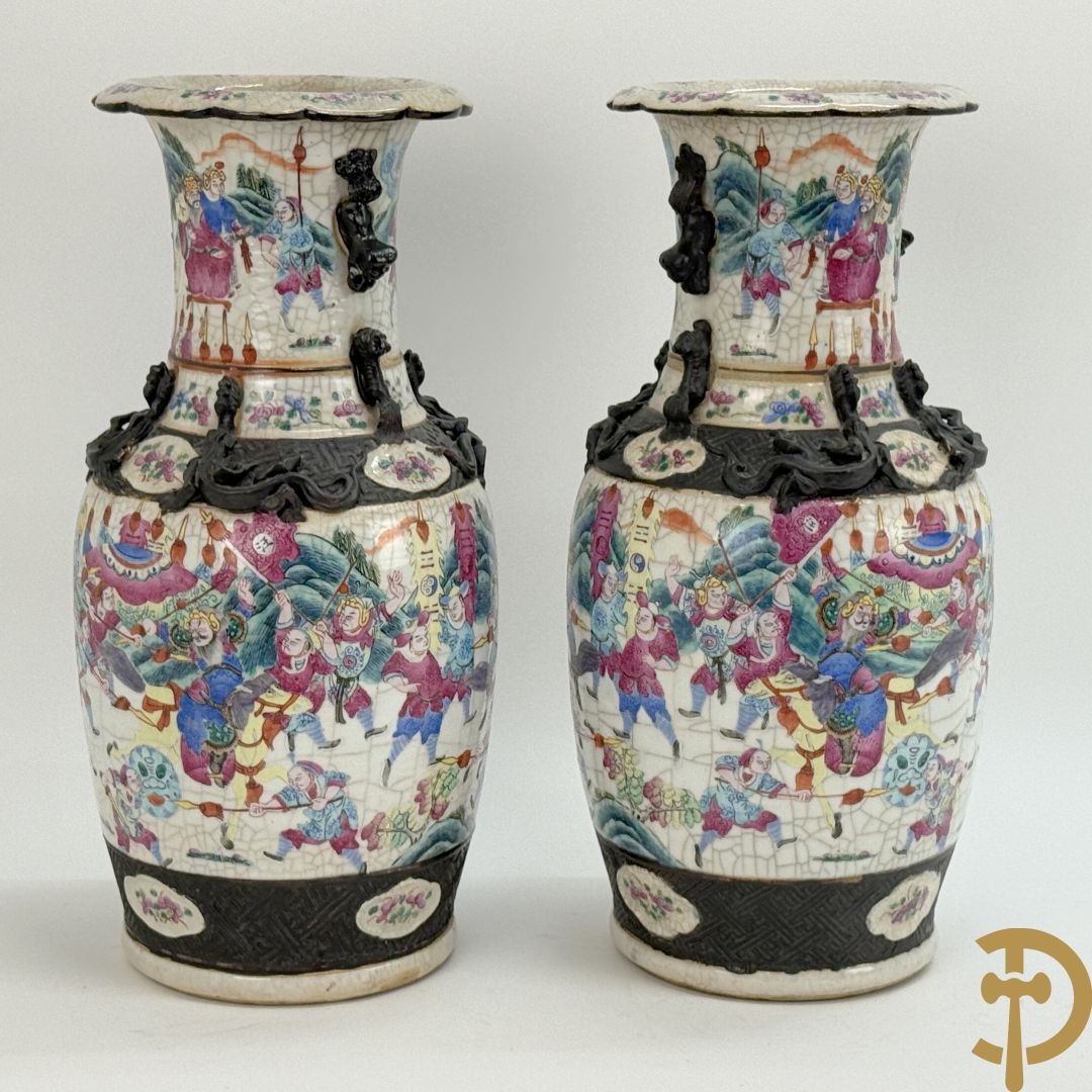 Paar Nankin vazen met dansende figuren en krijgertaferelen op houten sokkels