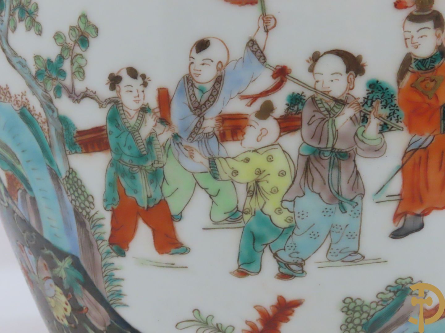 Chinese porseleinen cachepot met geanimeerd decor op zwarte fond met bloemen