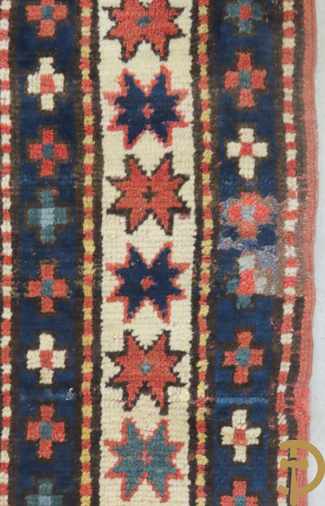 Oosterse handgeknoopt tapijt Kaukasus met geometrische motieven op blauwe fond