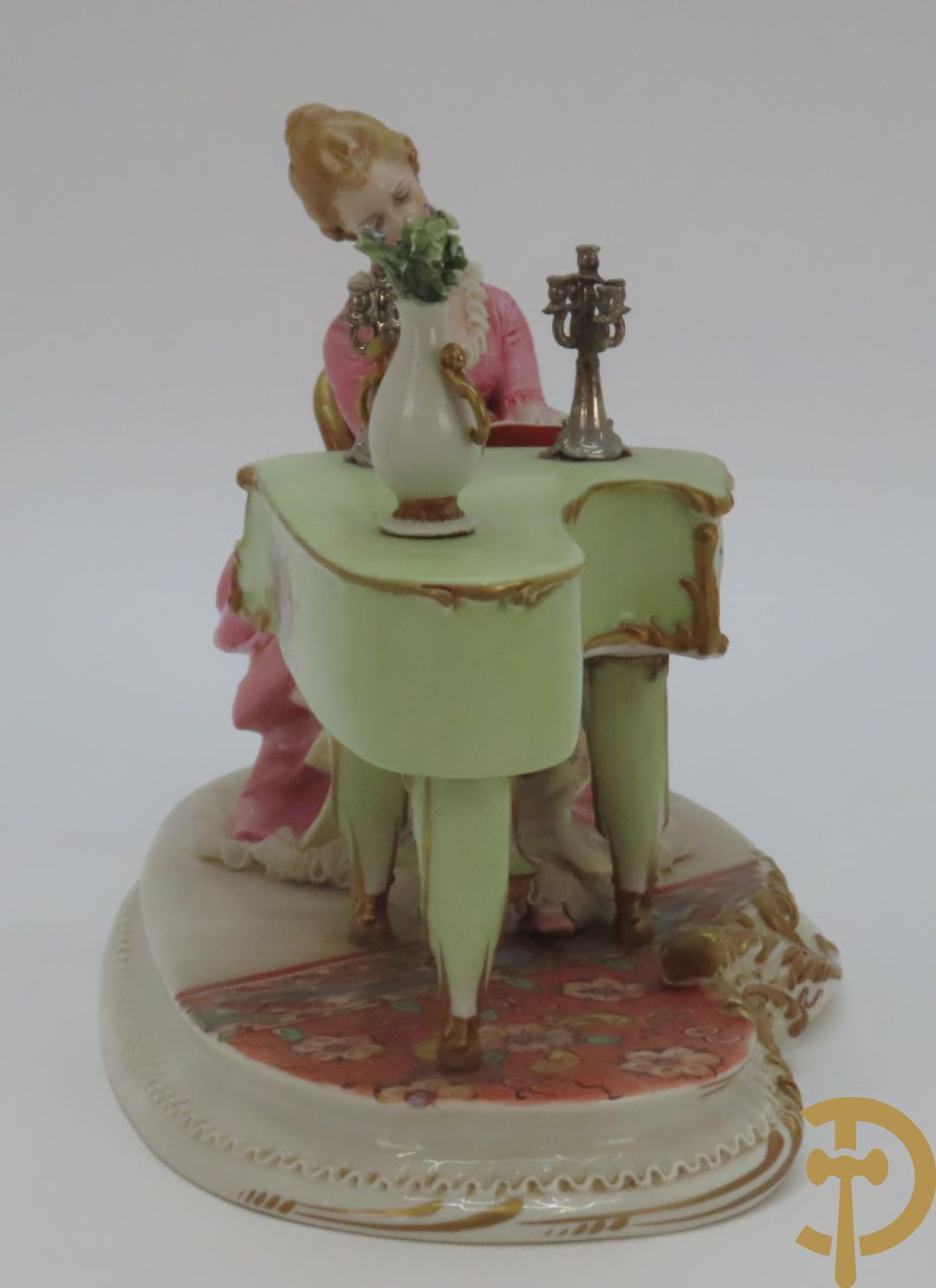 Drie porseleinen sierstukken 