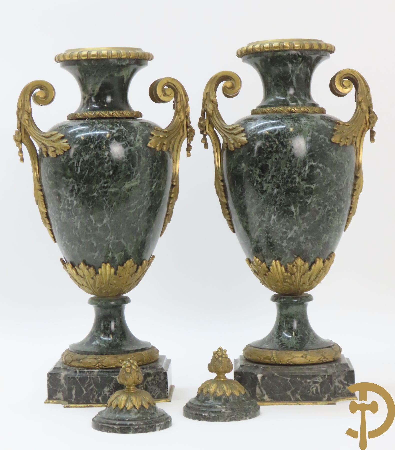 Paar marmeren cassolettes met los deksel, zijdelings bezet met accanthusranken en bloemen