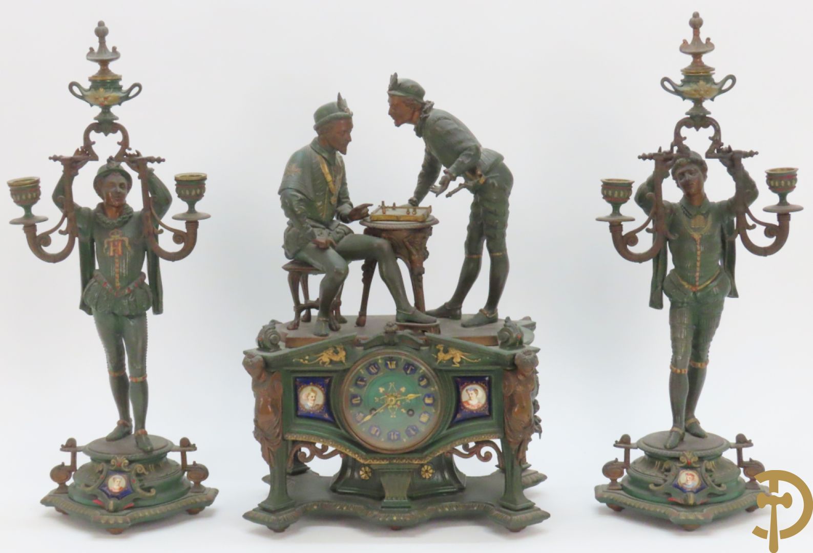 Driedelige kunstbronzen garnituur bestaande uit pendule met paar schakende edelheren, bezet met kariatiden - geflankeerd door paar driearmige kandelaars gehouden door 2 edelheren