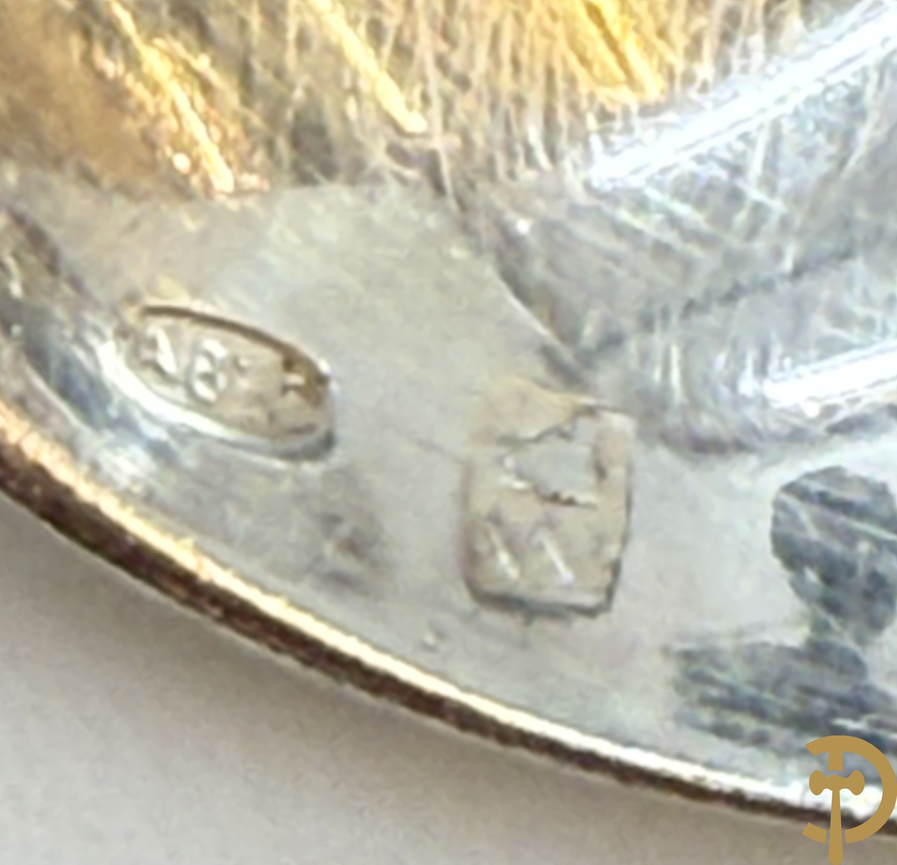 Massief zilveren bestek Wolfers bestaande uit 12 vorken (979 gram), 12 lepels (1028 gram), 11 messen, 12 visvorken (553 gram), 12 vismessen (690 gram), 12 dessertmessen, 10 koffielepels (296 gram), 12 ijslepels (369 gram), 3 botermesjes en scheplepeltje (165 gram), 5  grote stukken (samen 557 gram) waarvan slacouvert, 2 taartscheppen en wildvork + sauslepel met zelfde decor maar Metal Blanc