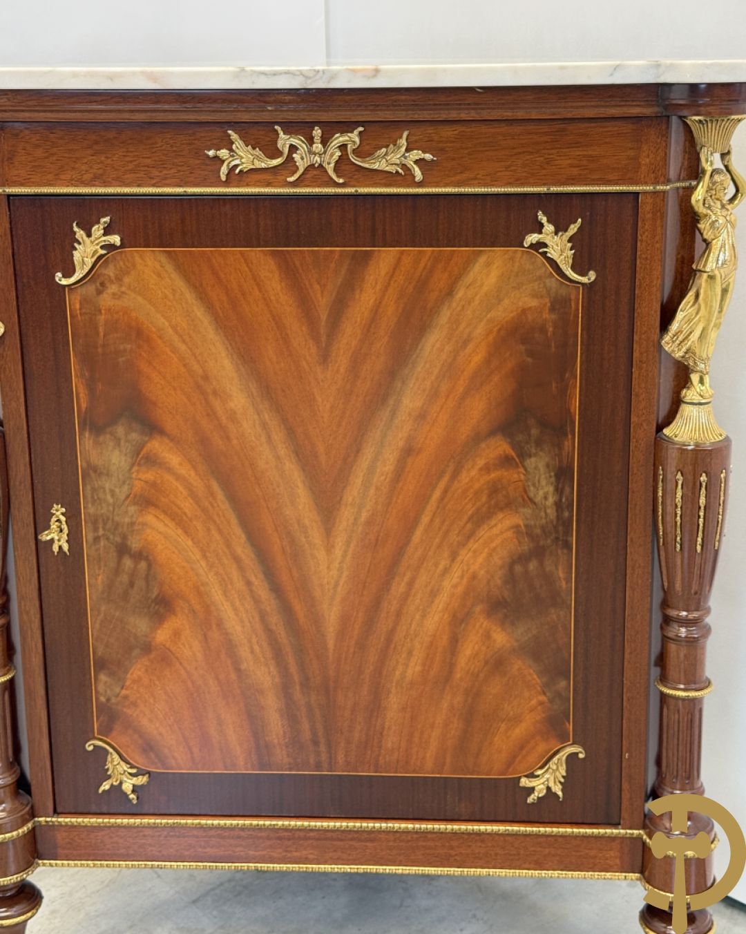 Notelaren hoekkast bekroond met dame, zijdelings met ballusters - met wit marmeren blad