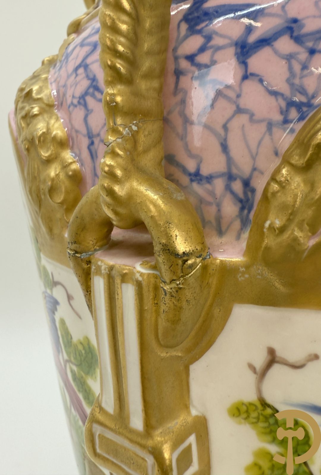 Franse porseleinen dekselpotiche bezet met decor van vogelmotieven en Louis XVI strikken, FB gemerkt