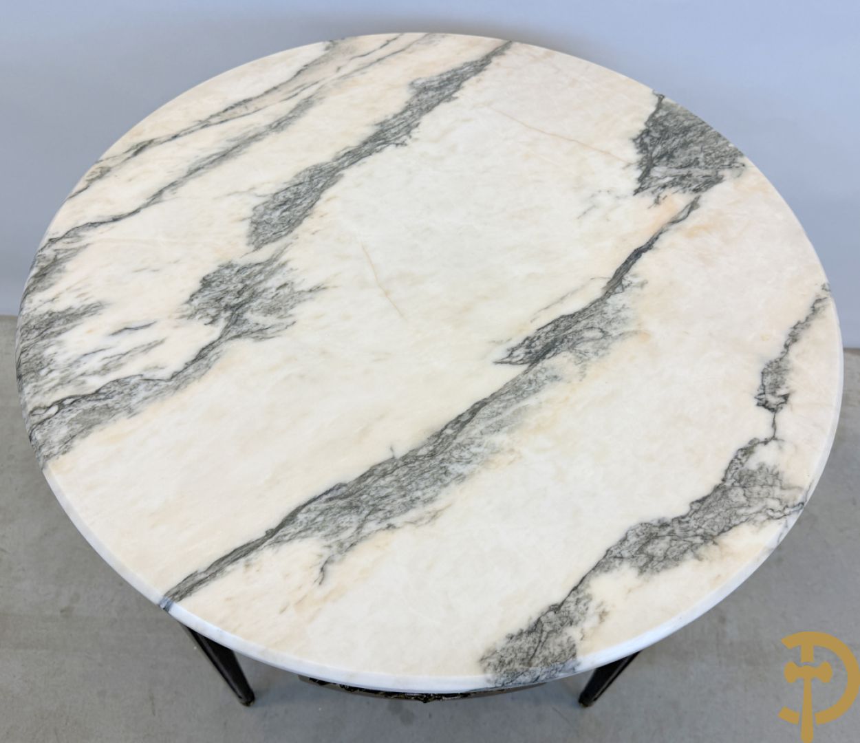 Ronde salontafel met bronsbeslag en marmeren blad op gecanneleerde poten