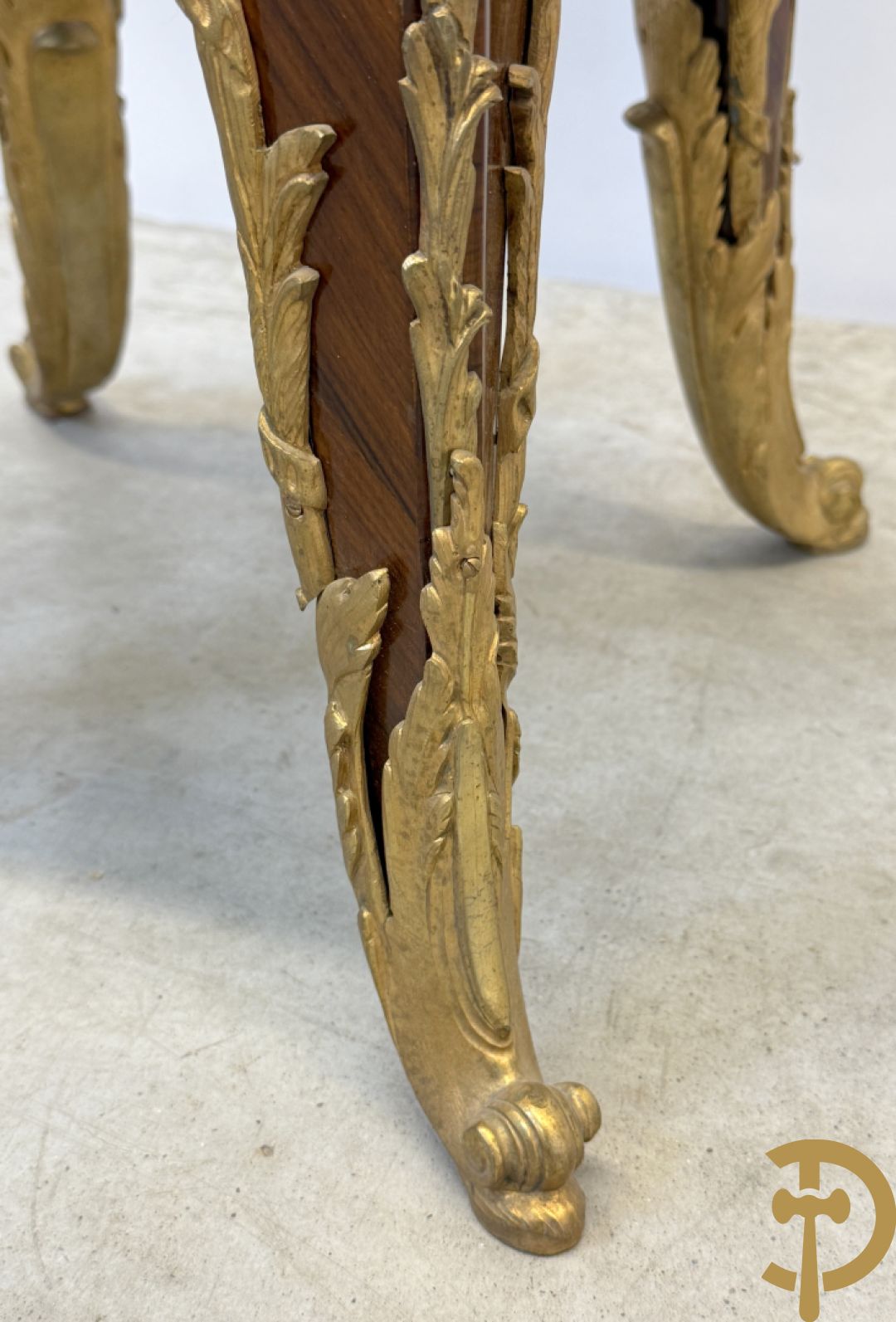 Paar notelaren gemarketteerde zuilen bezet met bronsbeslag en Louis XV motieven op voluutvormige poten - bovenaan met marmeren geaderd blad