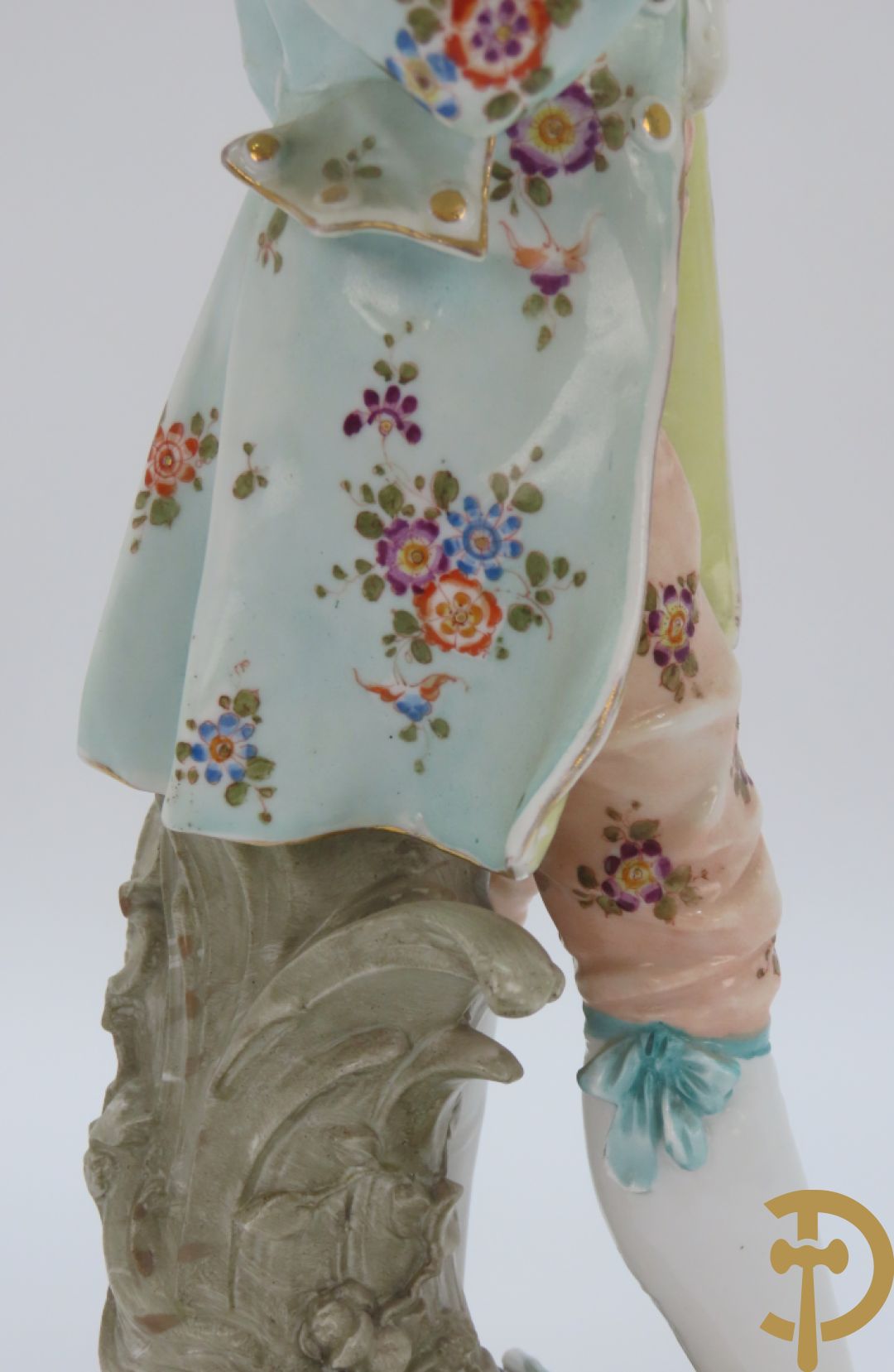 Paar meerkleurige porseleinen beelden van romantisch koppel , onderaan gemerkt