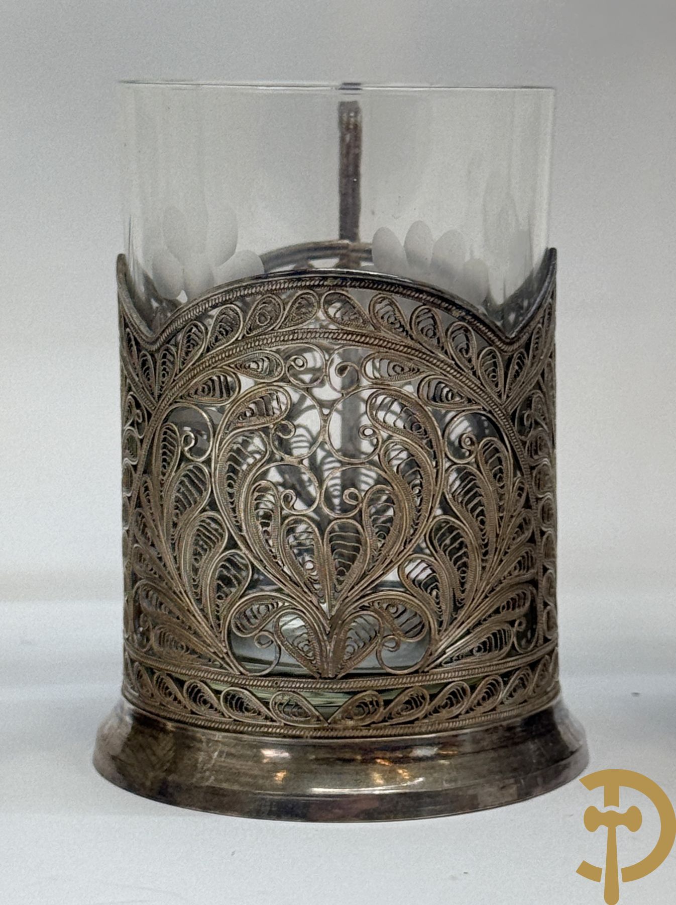 Zes verzilverde Russische theeglashouders in filigraanwerk