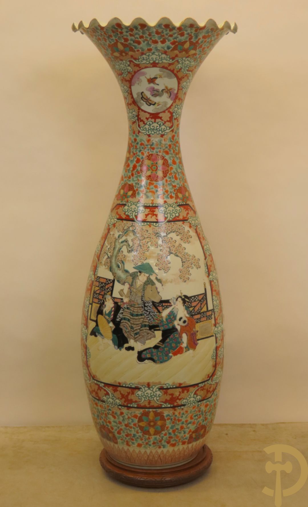 Japanse porseleinen waaiervaas met decor van geisha en krijger, bovenaan met florale motieven