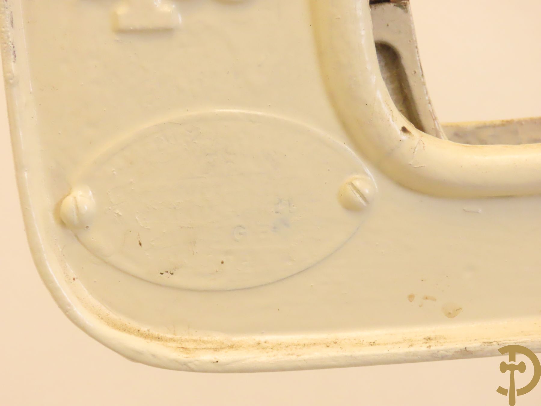 Oude metalen doktersweegschaal met meetlat