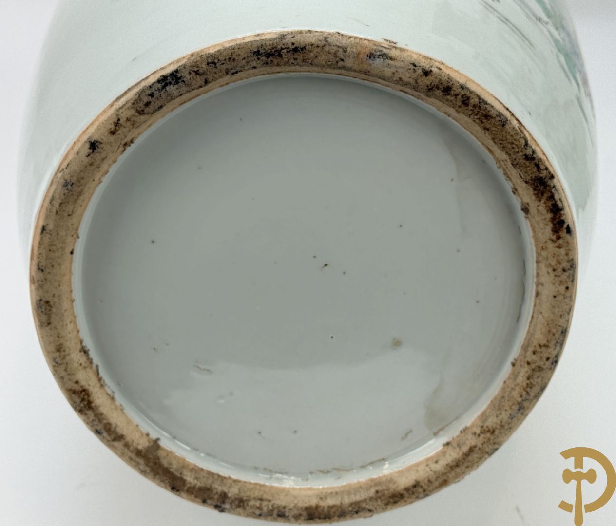 Paar Chinese porseleinen vazen met decor van dames in landschap