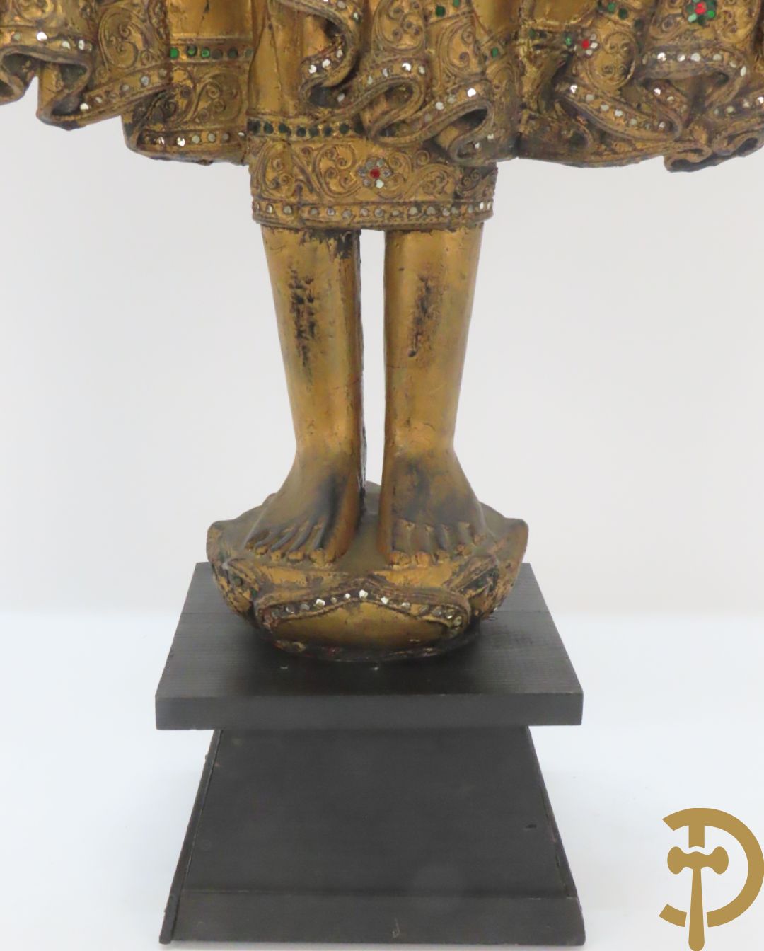 Grote staande vergulde houtgesculpteerde boedha +vergulde  zittende houten boedha met edelsteentjes