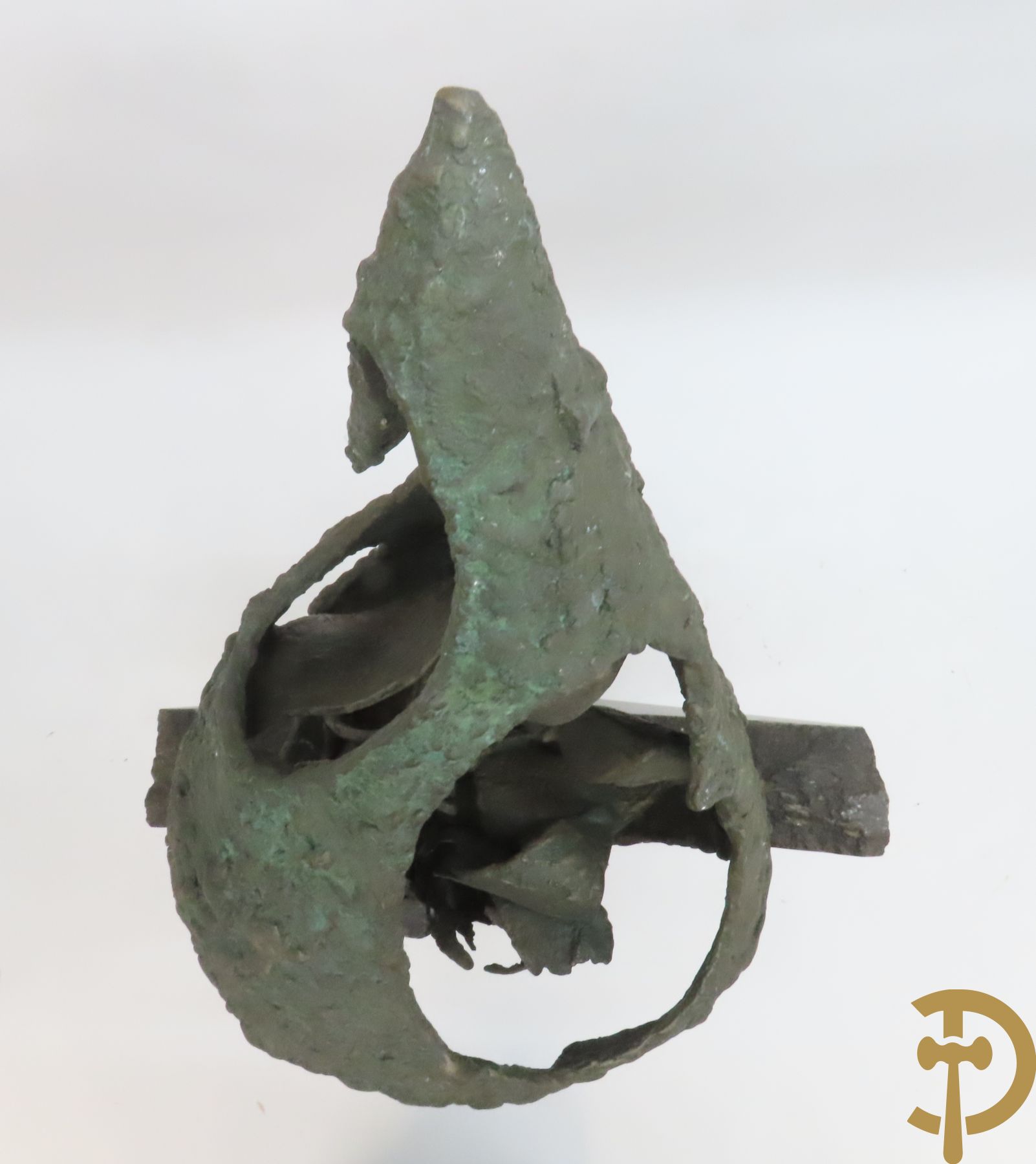 LAMPENS Mark getekend op arduinene sokkel - Kegelvormige bronssculptuur met grillig rolwerk