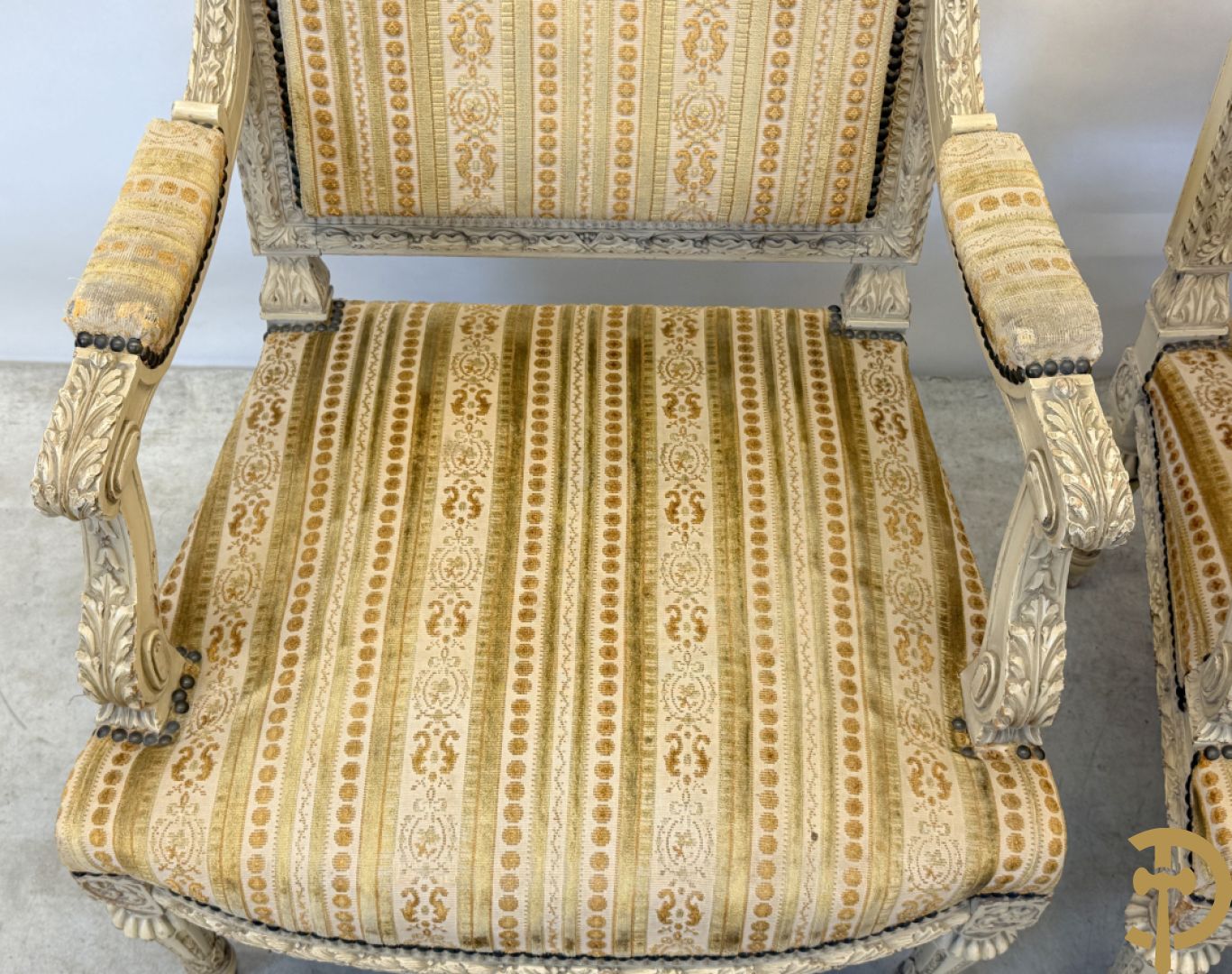 Gemonochromeerd salonensemble met gesculpteerde bladranken bestaande uit canapé, 2 armzetels en 3 stoelen