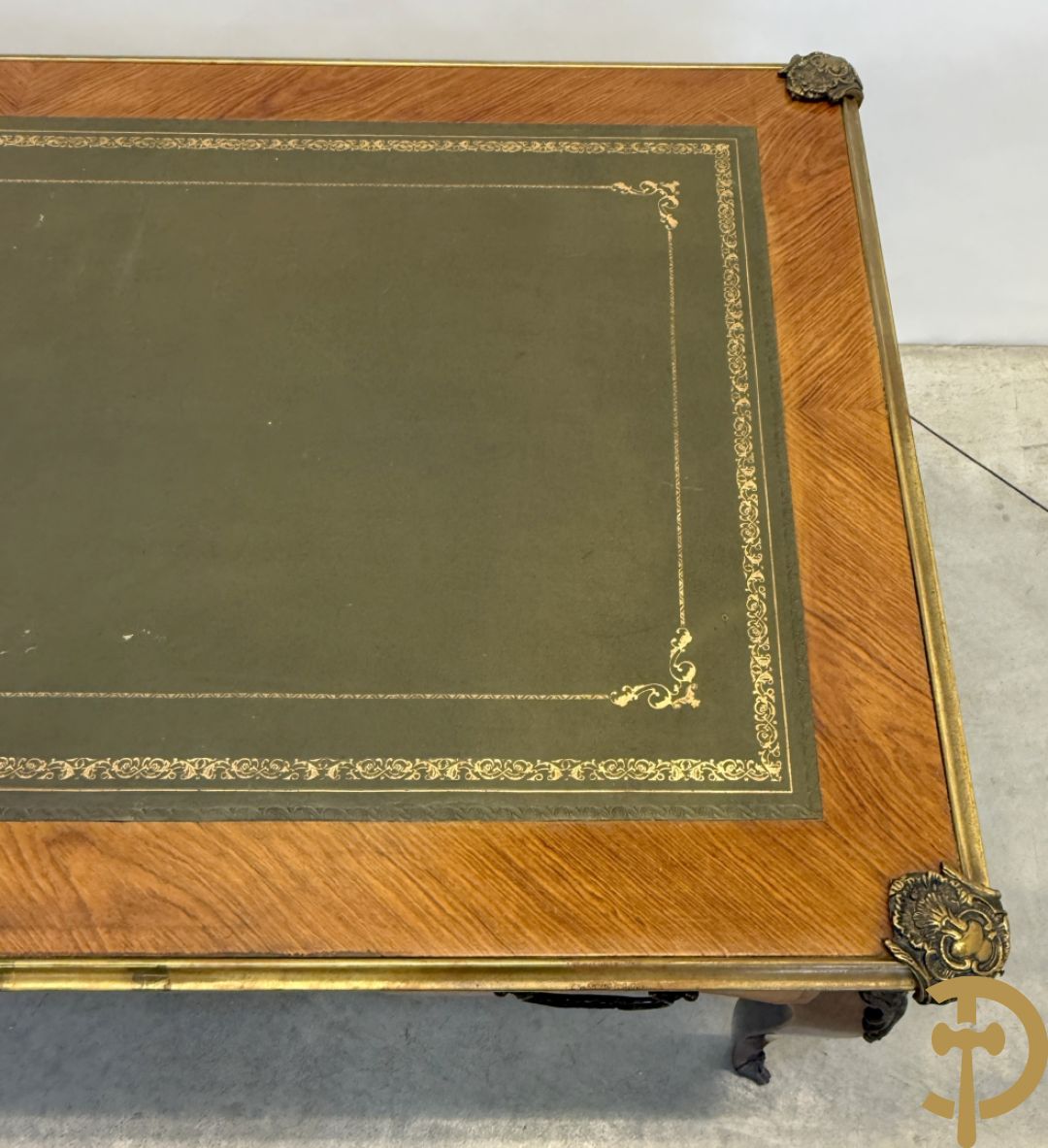 Notelaren Louis XV bureau met lederen blad, 3 lades  en bronsbeslag op voluutvormige poten