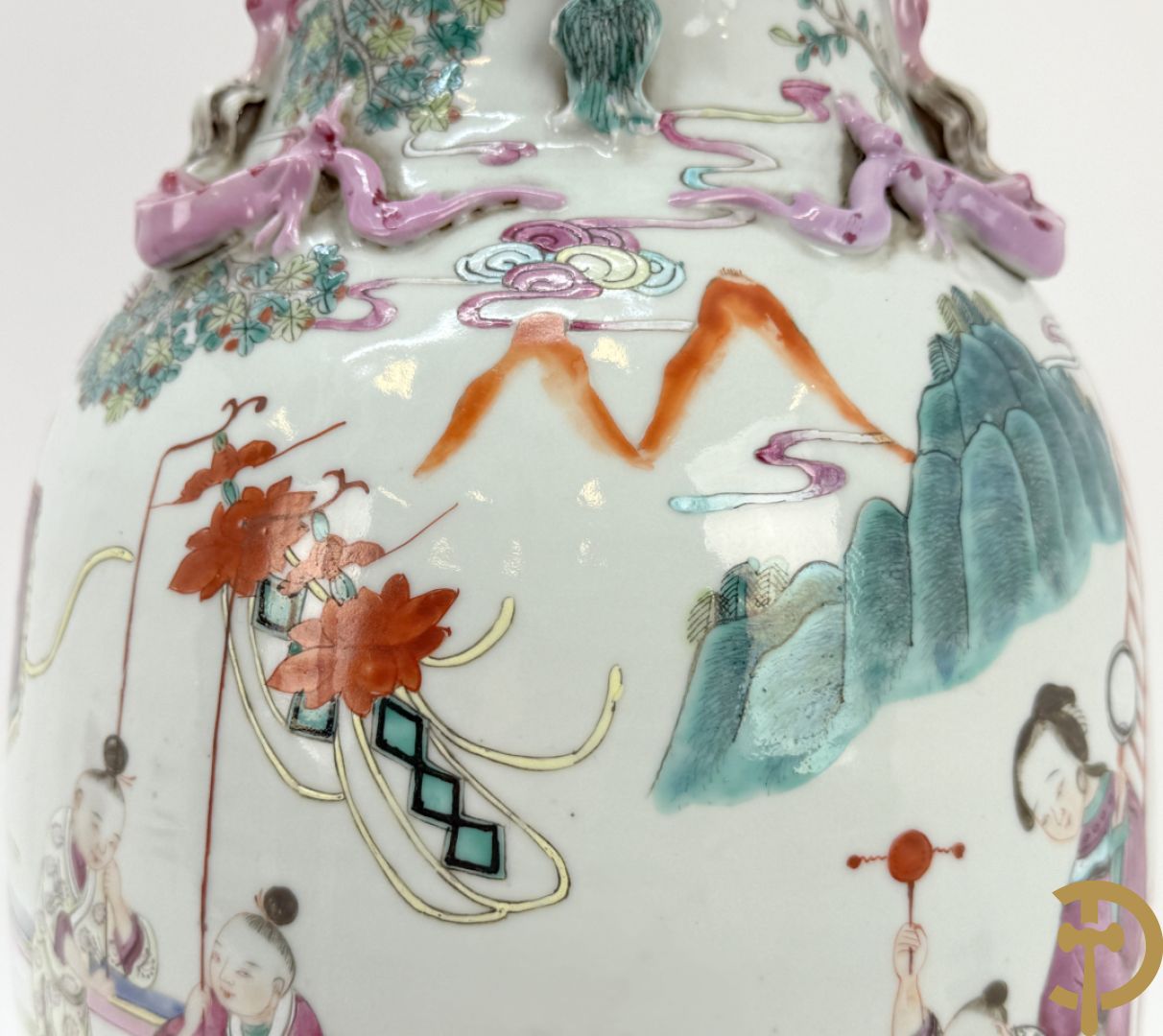 Chinese porseleinen vaas met dubbel decor van dieren, personages, dames en kinderen