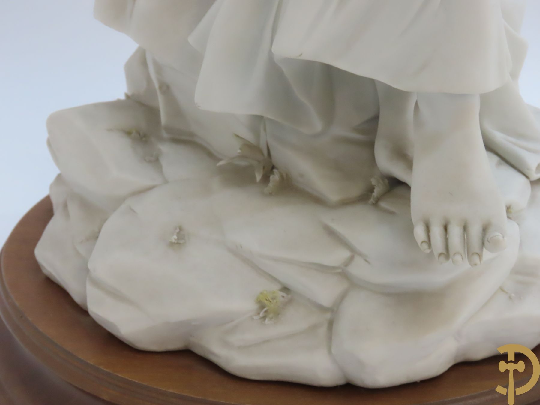 Drie beelden in Capo di Monte porselein : dame met lang haar, jongeman met vis en koppel op bank