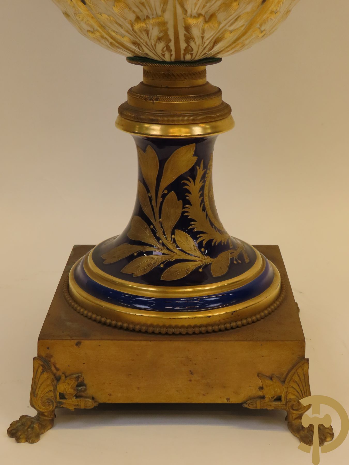 Grote porseleinen Sèvres vaas met dubbel decor van cavalerie, slagveldtaferelen en zicht op kasteel, DESPREZ H. getekend in het decor - bovenaan met verguld decor en zijdelings met bronzen oren en accanthusranken - deksel met Sèvres merkteken - op vierkante bronzen sokkel met klauwepoten
