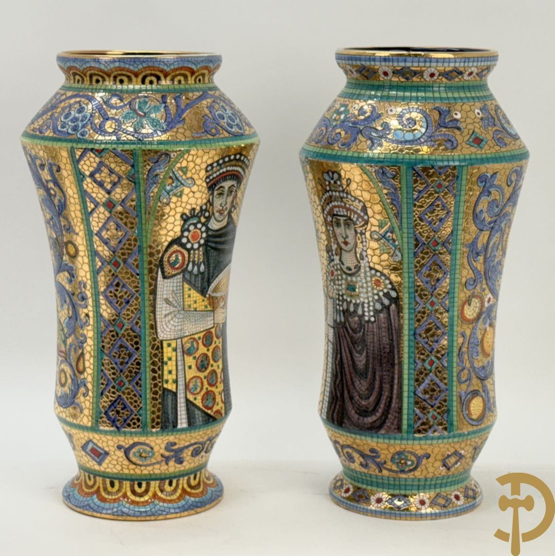 Twee Italiaanse vazen met verguld decor van personages en bloemenranken, Maioliche Deruta Italy 10005/45 en 10005/47