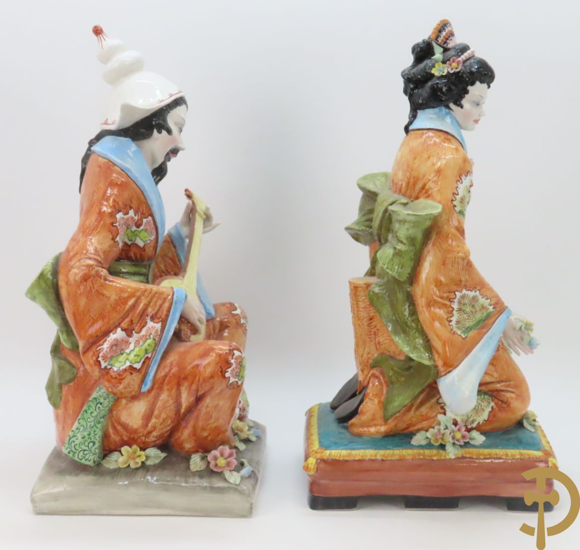 Twee Italiaanse beelden van oosterse dame met bloemen, getekend achteraan Polouioto en oosterse man met snaarinstrument in meerkleurige faience