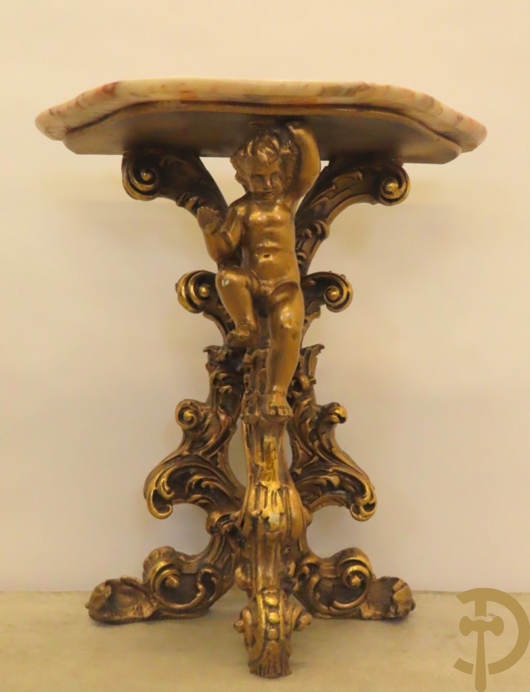 Twee vergulde consooltjes met cupido