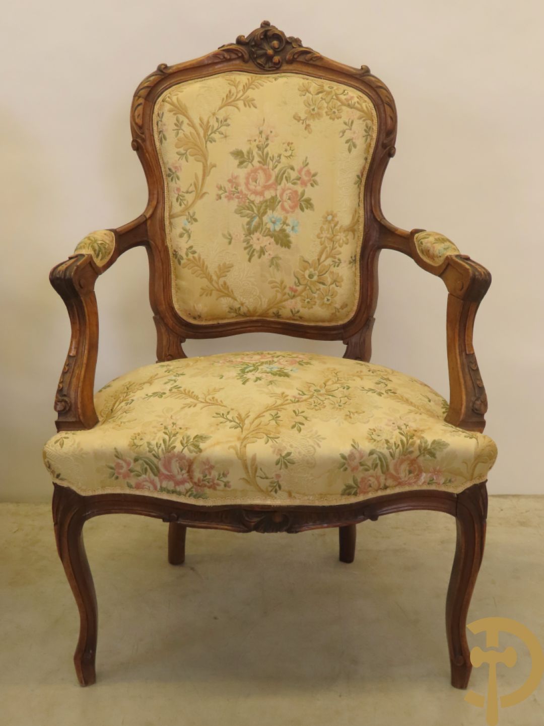 Vijfdelig Louis XV salonensemble in beuk bestaande uit tweezit, 2 armzetels en 2 stoelen