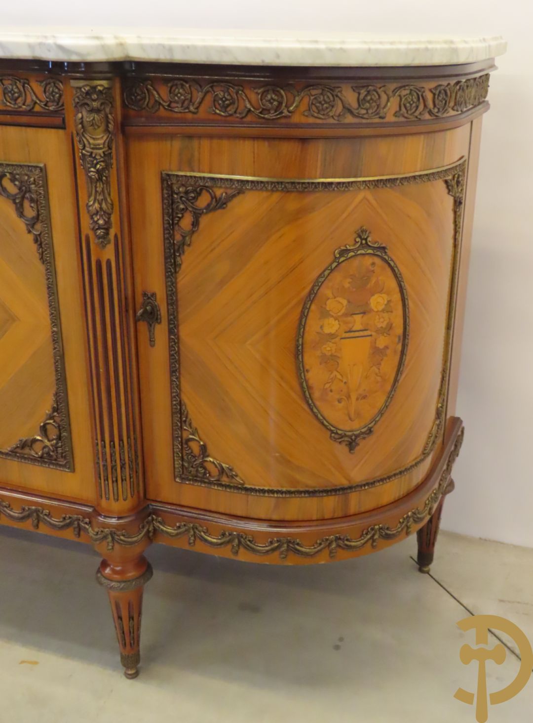 Notelaren eetkamer Louis XVI stijl bestaande uit vijfdeursdressoir met bloemenmarquetterie, bronsbeslag en wit marmeren blad, ovale uittrekbare tafel, 6 stoelen met leder bekleed en gegalbeerde vitrine met geslepen ruitjes