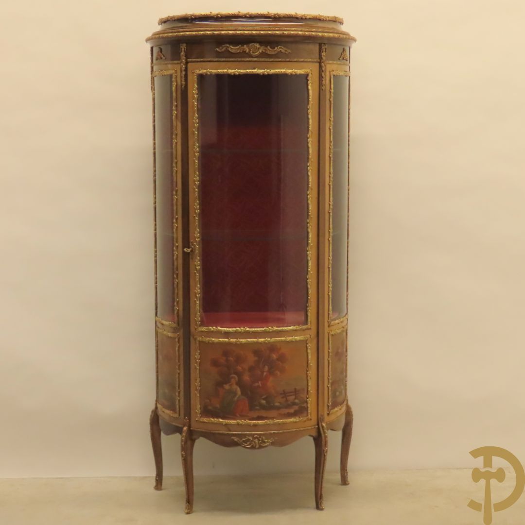 Gebogen notelaren vitrine met bronsbeslag en geanimeerd romantisch tafereel onderaan