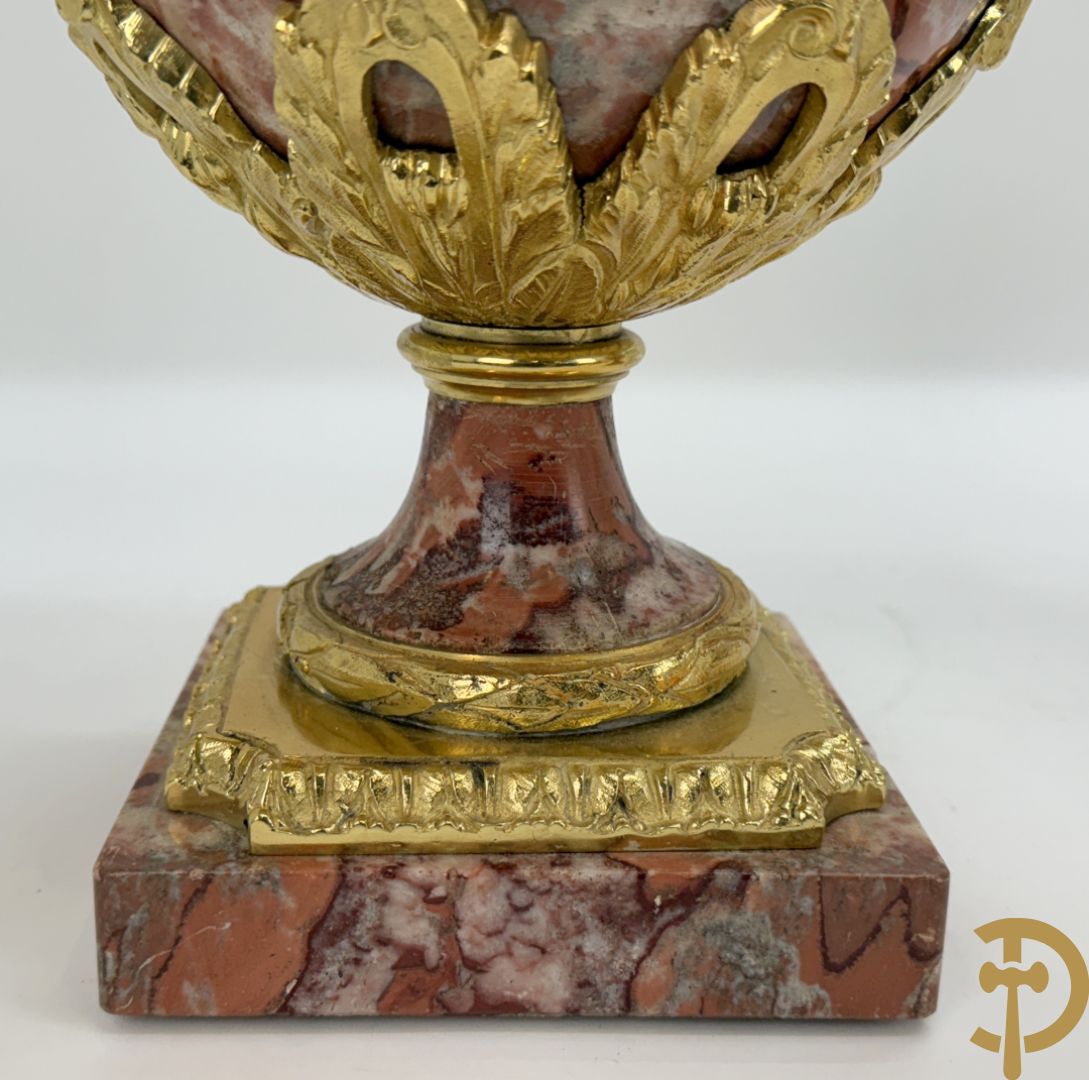 Paar marmeren cassolettes met zwanehalzen en guirlandes