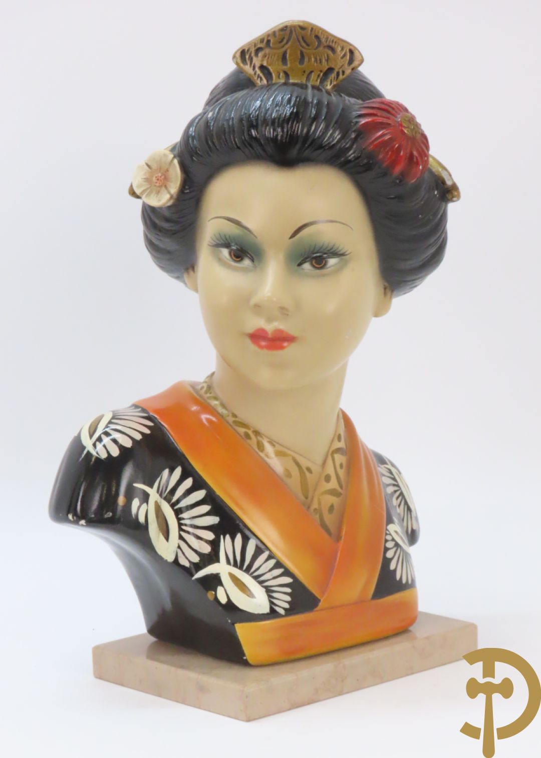 Gipsen damesbuste van Japanse schone op marmeren sokkel