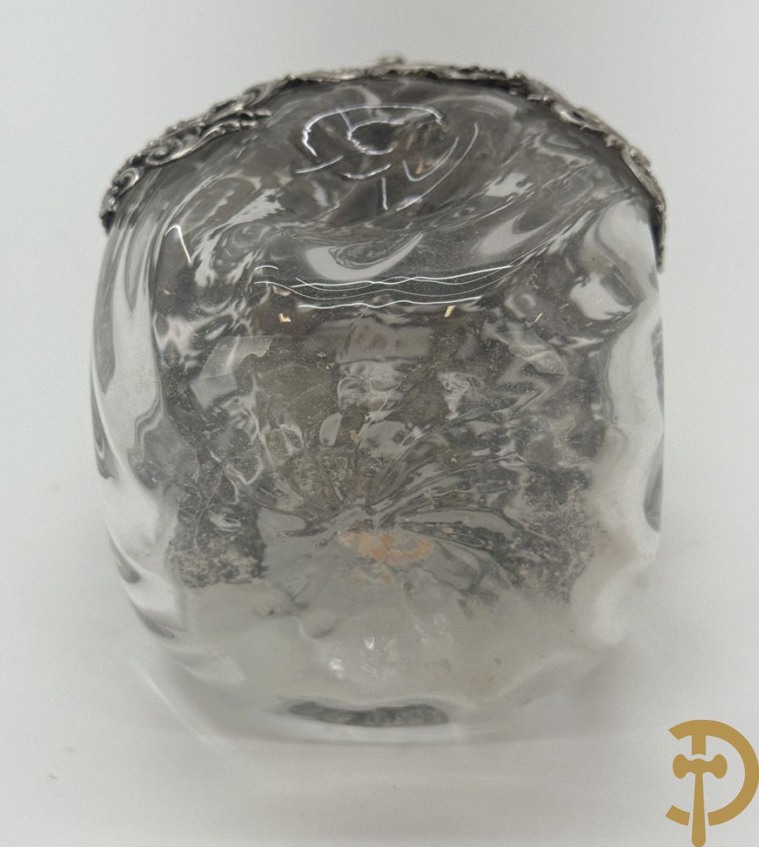 Kristallen flacon met verzilverd omhulsel en geanimeerd tafereel + kristallen coupe met verzilverde rand + kristallen coupe met vergulde louis XVI strikken en guirlandes