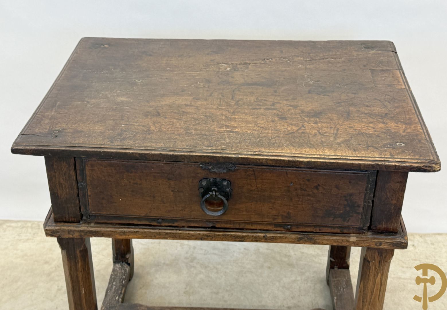 Massief eiken landelijke bijzettafel met lade en smeedijzeren trekker op verjongende poten