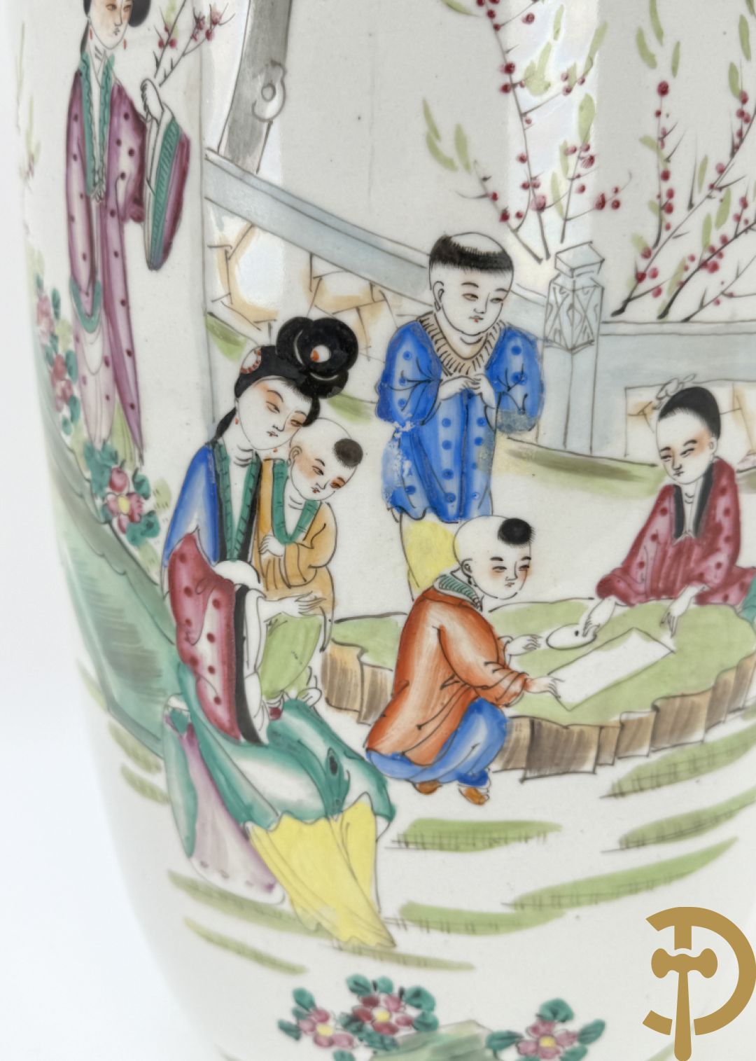 Twee rolvazen met bloemen- en vogeldecor + dekselpotiche met vogeldecor + Chinese vaas met decor van dames en kinderen