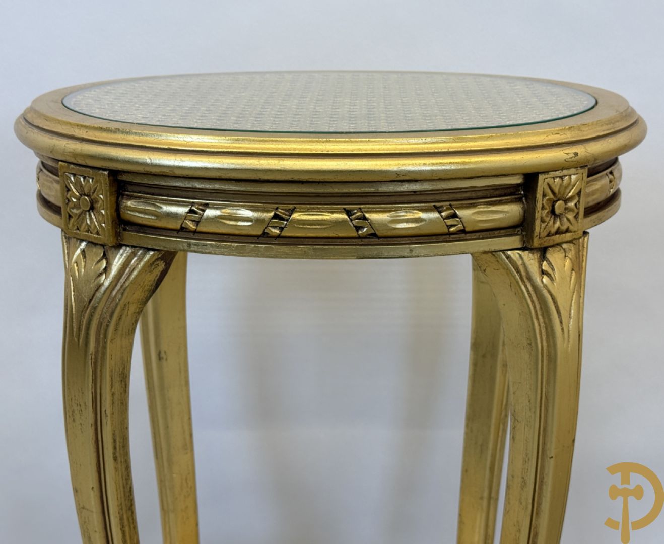 Paar vergulde Louis XVI bijzettafeltjes met cannage op voluutvormige poten