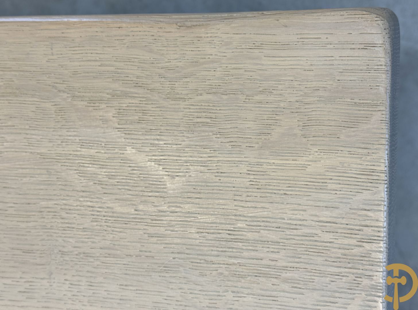 Eiken geceruseerde lange tafel met zijdelingse cannelures op ballusterpoten