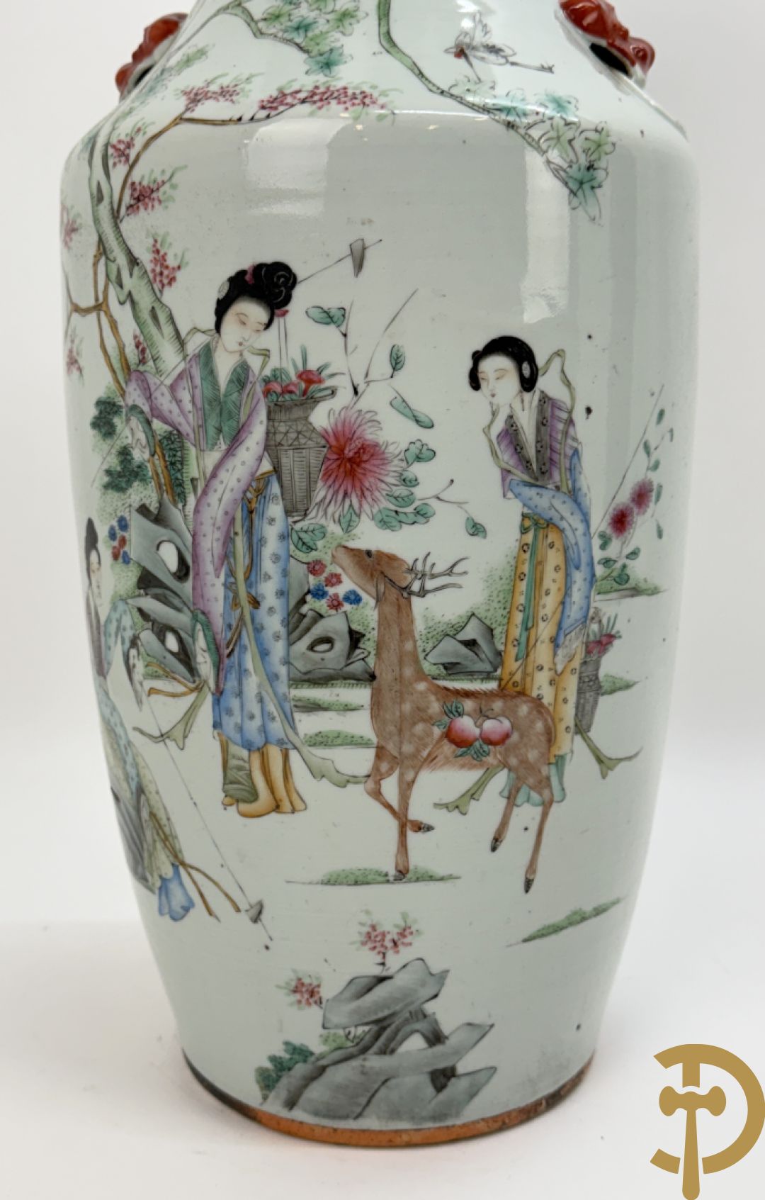 Chinese porseleinen vaas met decor van dames en hert in landschap