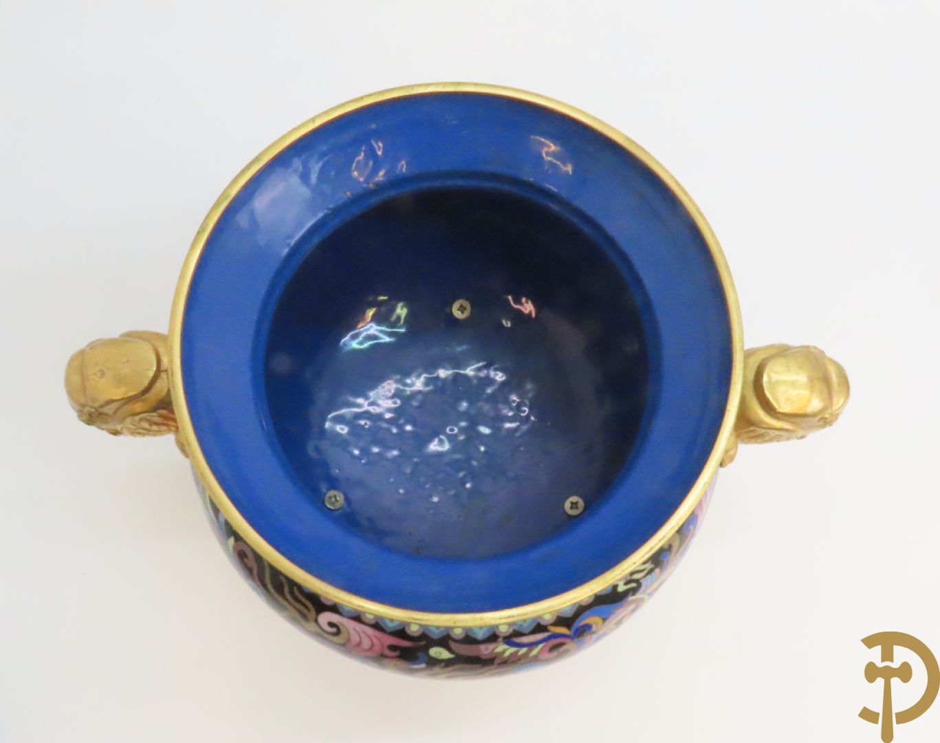 Potiche in cloisoné techniek met decor van draken en olifanten + blauwe cloisoné vaas met bloemendecor op sokkel + kleine cloisoné cachepot + cachepot met drakendecor