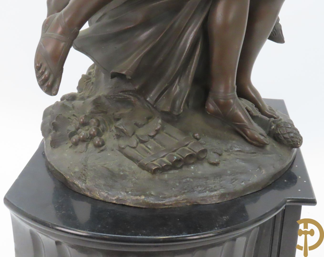 CLODION getekend - Paar elegante bronzen dames met tambour en fruit, geflankeerde door jonge faune, op marmeren klokstel - opgebouwd als garnituur met 2 kandelaars met bronzen kindjes dragende een toorts met bloemen en kaarsen