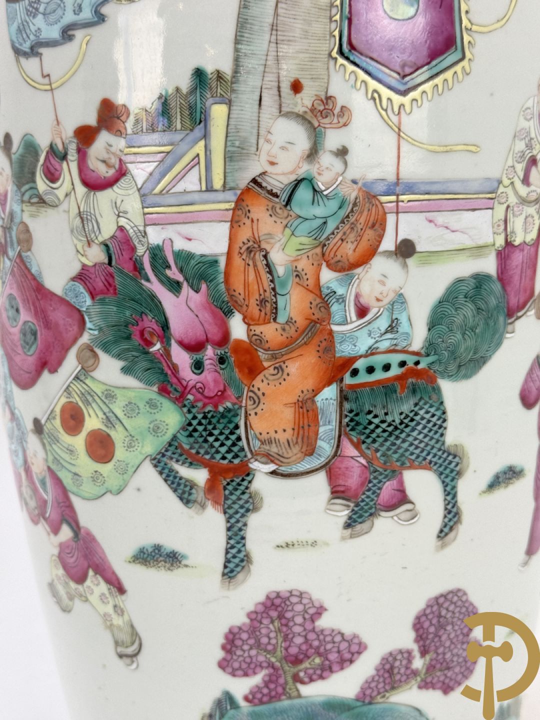 Chinese porseleinen vaas met dubbel decor van dieren, personages, dames en kinderen