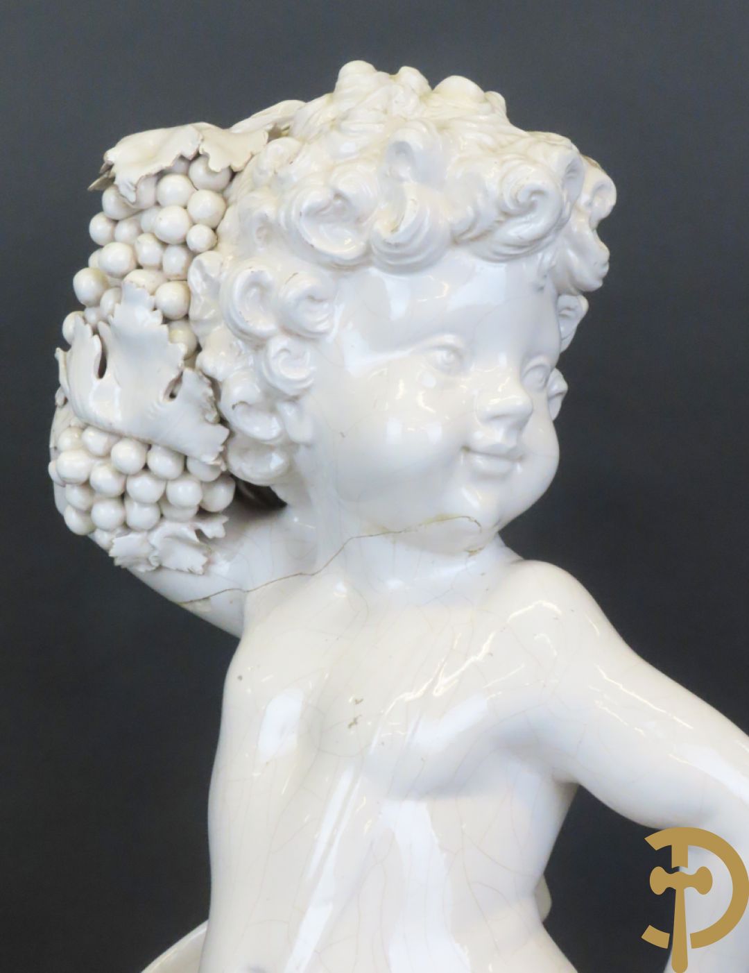 Engel met druiventrossen in Italiaanse majolica op sokkel