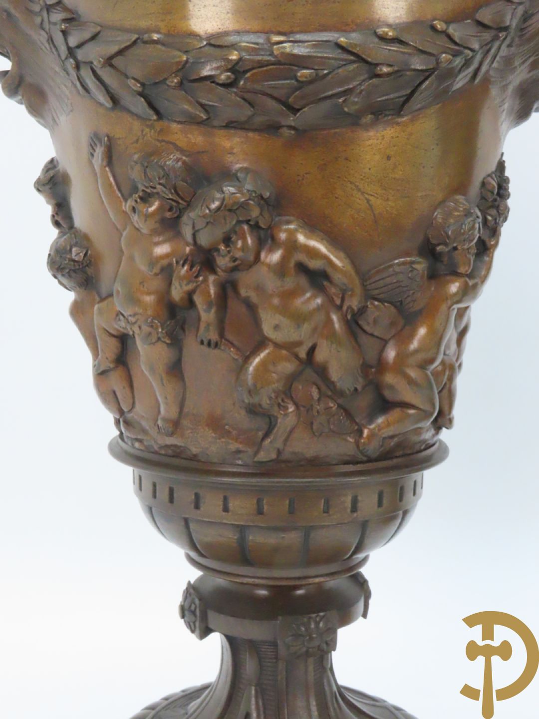 Paar bronzen cassolettes omgeven door dansende cupido