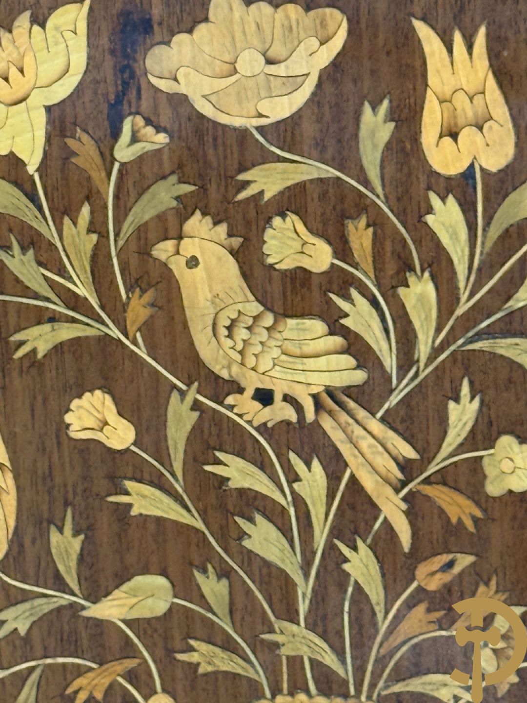 Hollandse vitrine met gemarketteerd bloementafereel, bovenaan met 2 beglaasde deuren en rocaille als kuif - onderaan met 2 gesloten deuren bezet met amforen, vogels en bloemenmarketterie