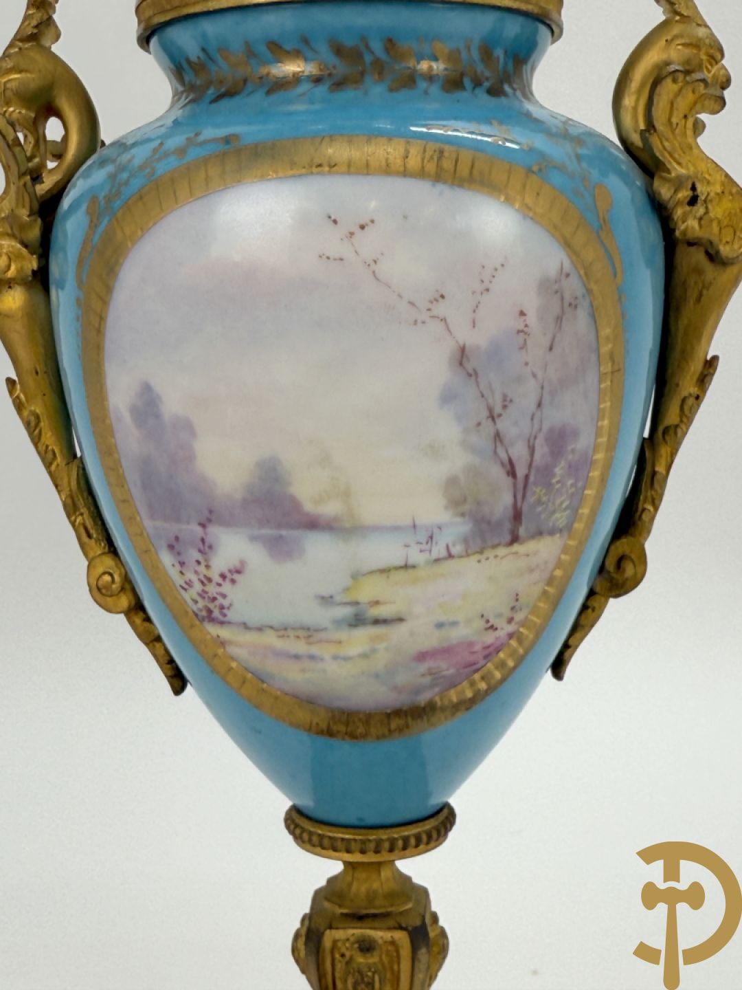 Paar Sèvres cassolettes met handbeschilderd romantisch decor van dame met cupido en landschapsdecor - met vergulde bronzen vierarmige kandelaar, Feccotte V. getekend