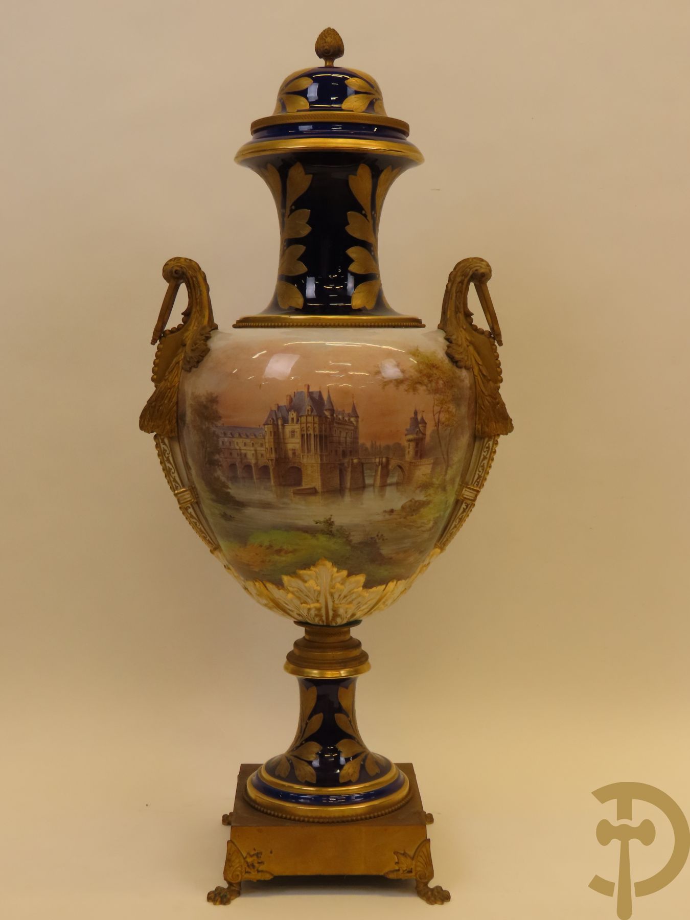 Grote porseleinen Sèvres vaas met dubbel decor van cavalerie, slagveldtaferelen en zicht op kasteel, DESPREZ H. getekend in het decor - bovenaan met verguld decor en zijdelings met bronzen oren en accanthusranken - deksel met Sèvres merkteken - op vierkante bronzen sokkel met klauwepoten