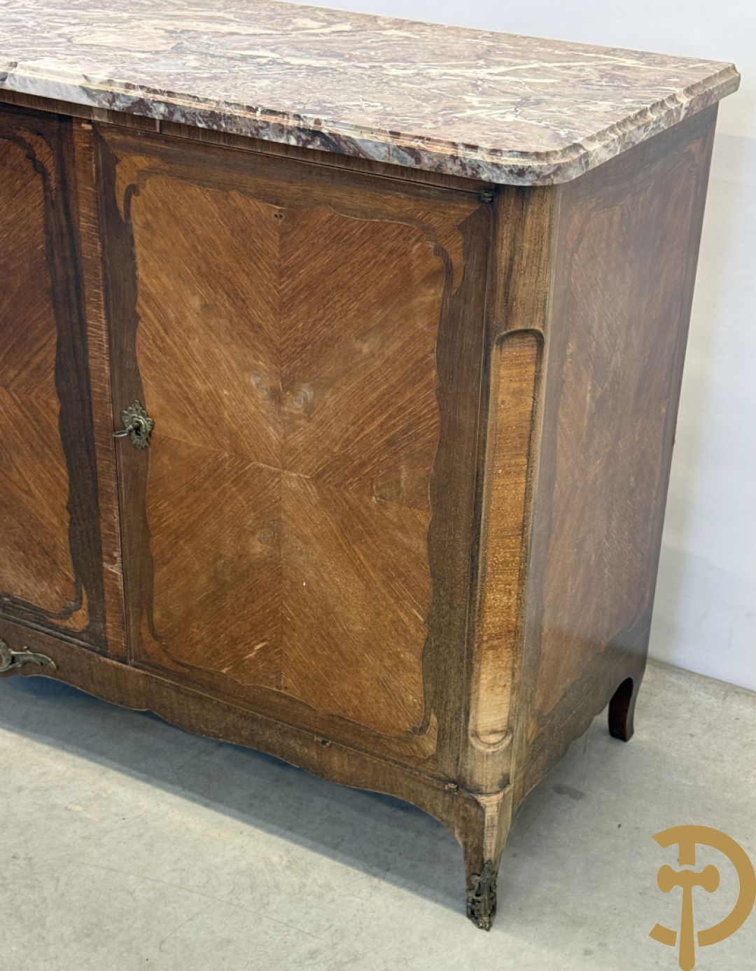 Notelaren driedeursdressoir met marmeren blad  bronzen sabots op de poten