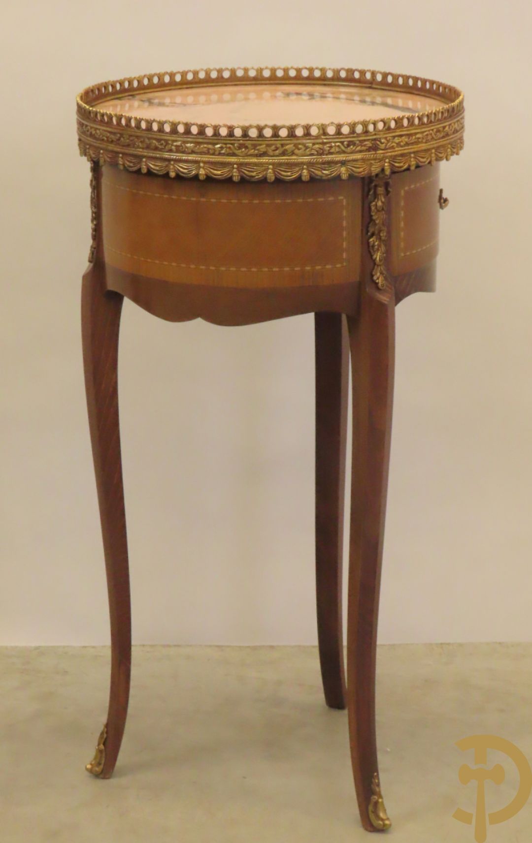 Vergulde notelaren bijzettafel bezet met bronsbeslag en marmeren blad op drie poten