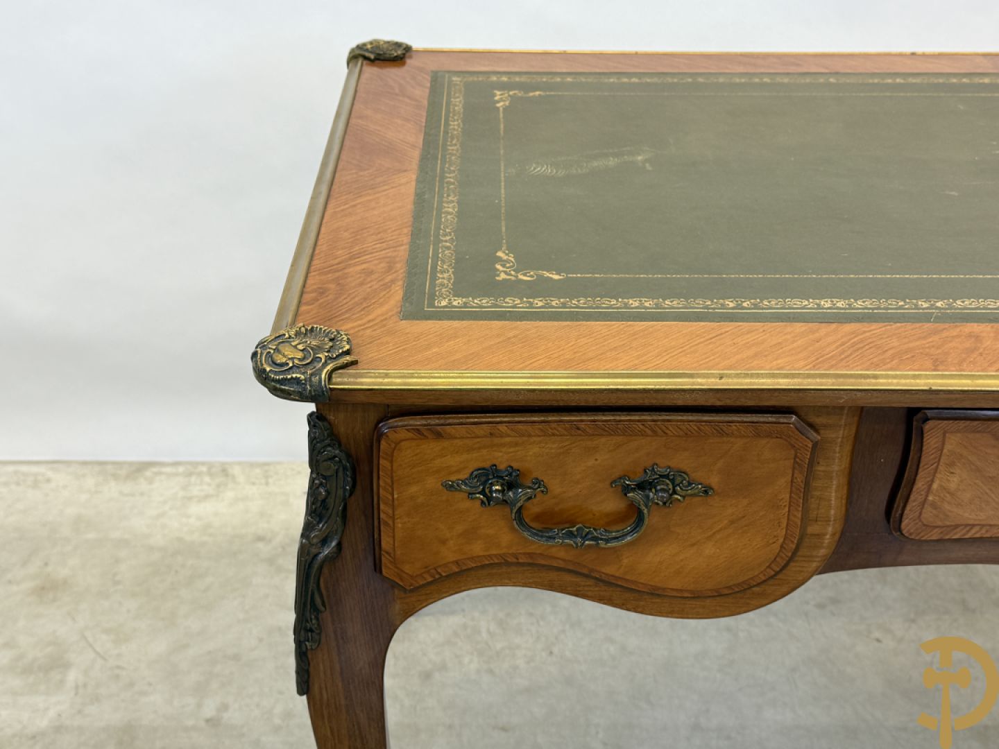 Notelaren Louis XV bureau met lederen blad, 3 lades  en bronsbeslag op voluutvormige poten